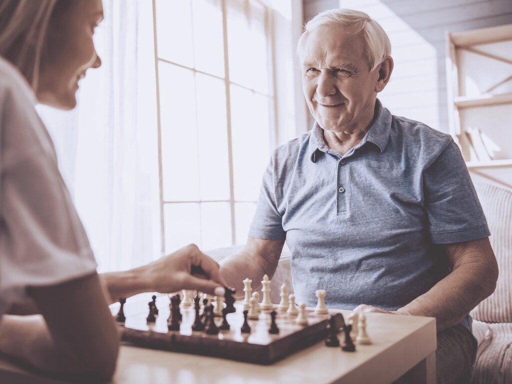 While chess is often seen as a solitary game, it also has a strong social component. Playing chess with others—whether friends, family, or new acquaintances—provides an opportunity to improve your communication and collaboration skills.