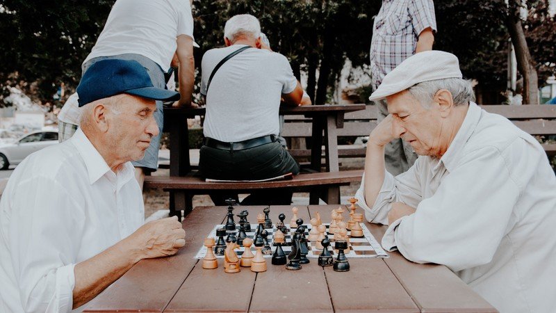 One of the unique aspects of chess is its enduring appeal. Unlike many activities that may lose their interest over time, chess remains a source of challenge and enjoyment throughout life. This longevity makes it an ideal companion for maintaining mental and emotional health over the long term.