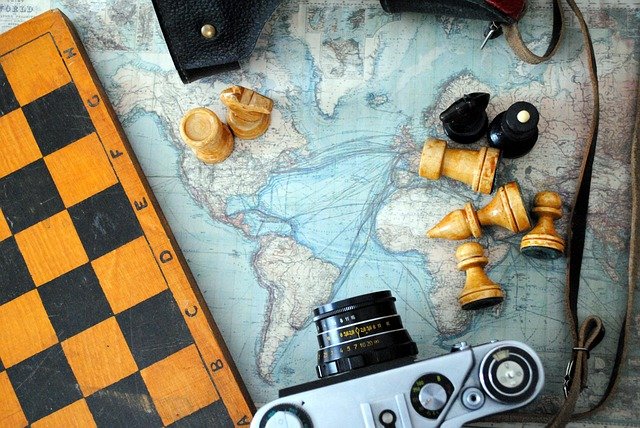 When looking for a chess academy in Pelican Bay, you’ll find a mix of local coaches, clubs, and online programs. Some offer casual fun and social play, while others aim for deeper learning. But if your priority is meaningful growth, guided by structure and expert coaches, one name clearly stands above the rest: Debsie. Let’s begin there.
