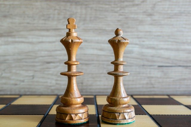 chess-4396891_640 When parents in Whiskey Creek think about chess lessons, their first thought is usually: “Where can I take my child for in-person coaching?”