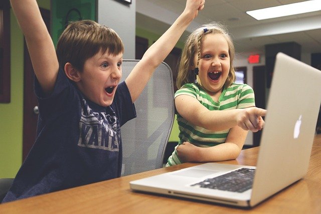 When you hear the words “online class,” you might picture a screen, a quiet child, and maybe even a little boredom. But the truth is, when done right, online chess lessons can be the most exciting and effective way for a child to learn.