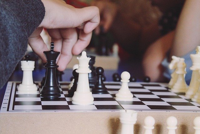 For families in Old Naples, there are a few ways to learn chess—from local tutors and clubs to online programs. While some offer casual play or group instruction, only one stands out for its consistent growth path, expert coaching, and supportive learning environment. That place is Debsie.