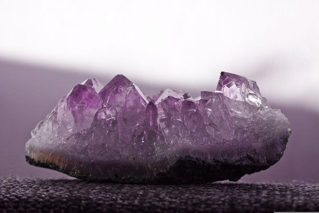 When you grow crystals at home, you’re copying what the Earth has been doing for millions of years. Crystals form naturally whenever the right conditions come together—heat, pressure, evaporation, or cooling. And the results are breathtaking.