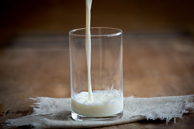 If you’ve ever wanted to turn ordinary milk into a swirling rainbow, this experiment is for you. It’s safe, quick, and full of “wow” moments. The best part? It teaches kids how molecules interact in ways they can actually see.