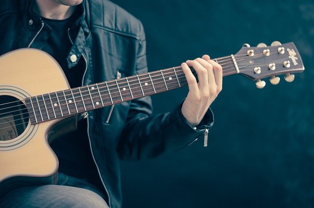 Sound is invisible, but it’s not impossible to see. Because sound is simply vibration moving through a medium, anything that can move with it can make those vibrations visible. With a few simple experiments, you can watch sound “come alive” right in front of your eyes.
