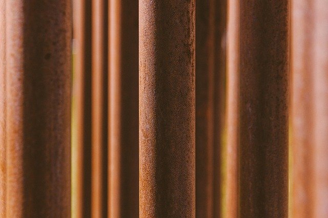 When you look at rust on the outside of a nail, it might just seem like a color change. But inside the metal, tiny reactions are happening. Let’s imagine the process in slow motion.
