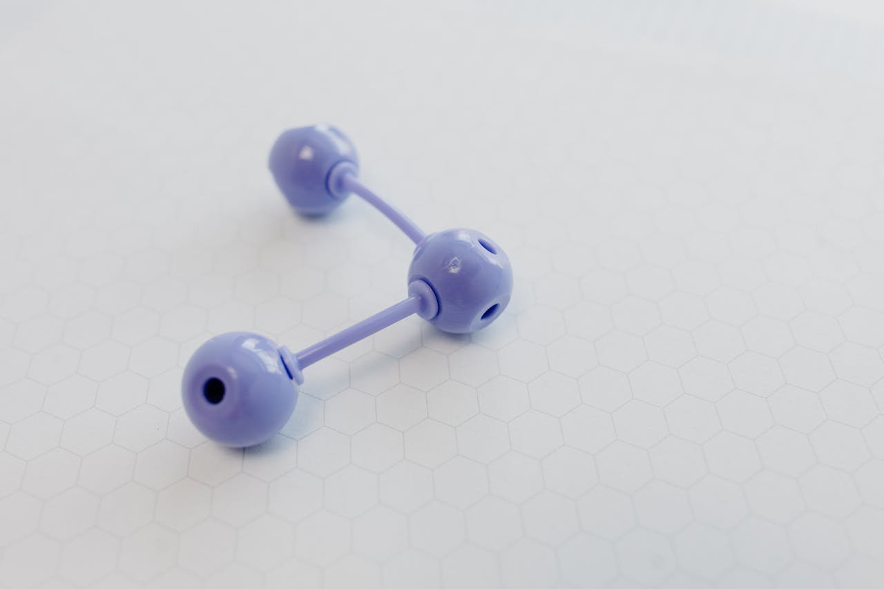 Atoms don’t all stick together in the same way. Just like friendships can be strong, loose, or somewhere in between, chemical bonds also come in different types. The main ones are ionic bonds, covalent bonds, and hydrogen bonds. Let’s explore them one by one.