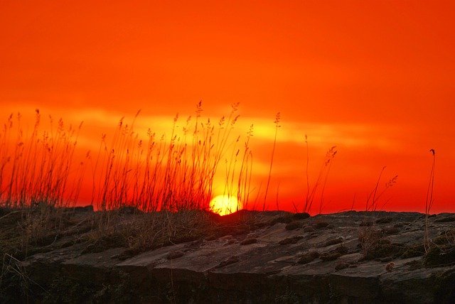 Sunsets may feel like the end of the day, but in the sky, they’re just the beginning of something new. As the Sun dips below the horizon, it leaves behind a soft glow in the sky — and that glow has a name: twilight.