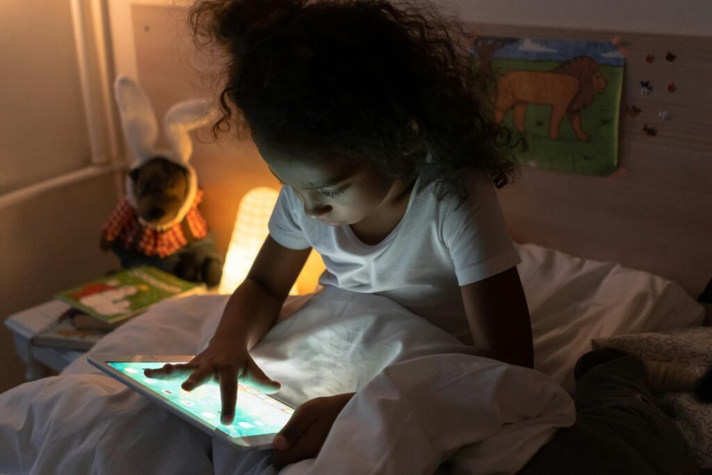 Why? Because screens mess with sleep. The light from screens tricks the brain into thinking it’s still daytime. That means it takes longer to fall asleep, and even if they do fall asleep, it’s lighter and less restful. By morning, they’re tired, their brain is foggy, and test scores suffer.