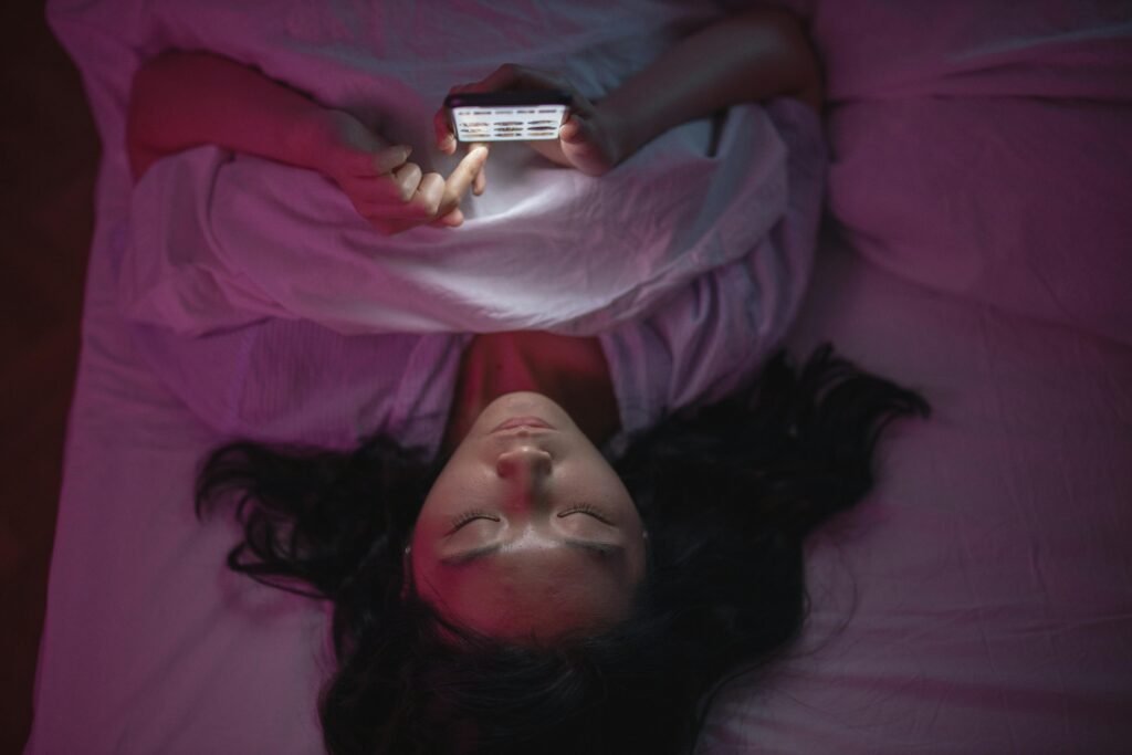 Discover how late-night scrolling affects REM sleep, memory, and recall. See the science and stats behind bedtime screen habits and student learning.