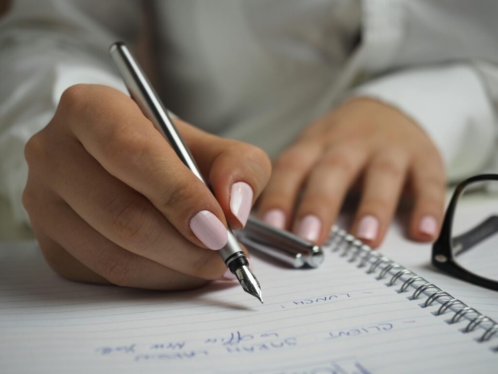 Here’s something that surprises many students: even if typed notes seem clearer or more organized, they don’t help you remember as much. In fact, studies show that students who use laptops to take notes remember 25% fewer facts just one week later.