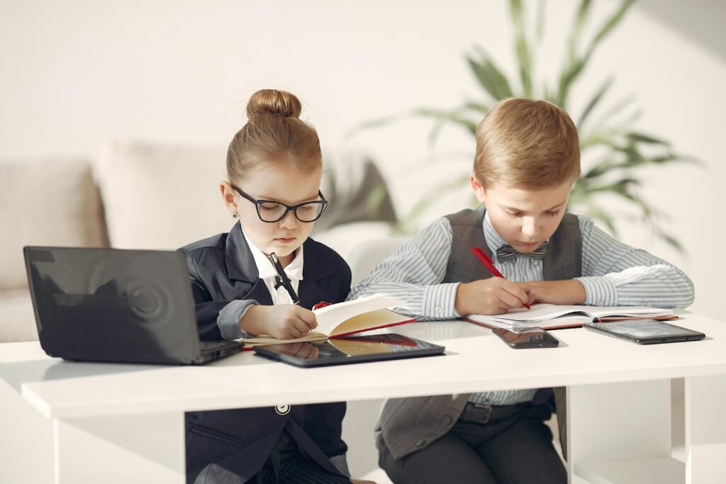 Many tablets today come with digital pens or styluses, which open up a whole new world for learners. Kids can sketch diagrams in science, draw maps in geography, or design their dream invention in a STEM class. Apps like Procreate, Tayasui Sketches, or even Canva help students turn ideas into visuals.