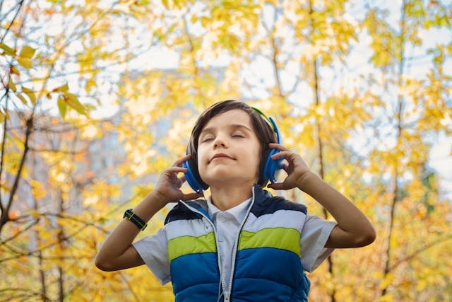 Discover how learning music boosts memory, focus, and brain growth. A guide to the cognitive benefits of music for kids.