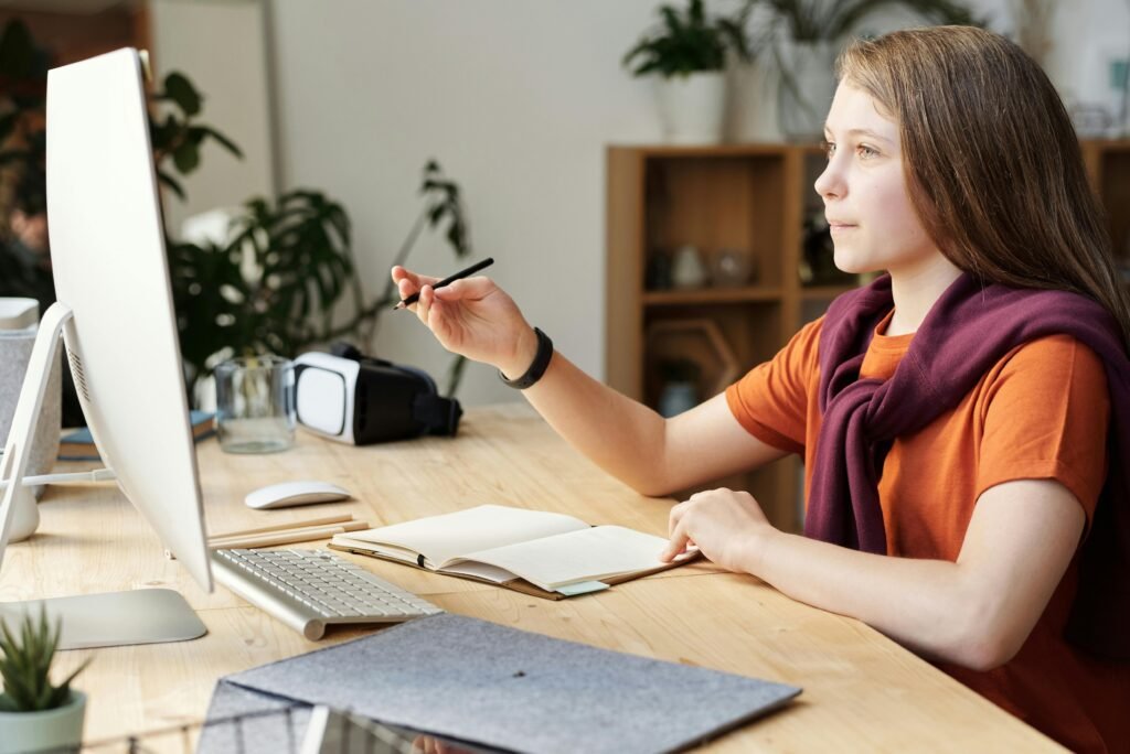 Distraction spreads. It’s not just about one student and one screen. When one person checks their phone, nearby students feel tempted to check theirs too. This is what researchers call a “social cue.” Our brains naturally follow what others are doing.