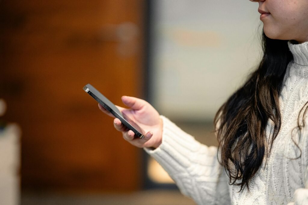 Every time you stop to check a message, it takes over a minute to get back to what you were doing. Now multiply that by 20 or 30 messages a day. That’s 30+ minutes of recovery time—just from checking messages.