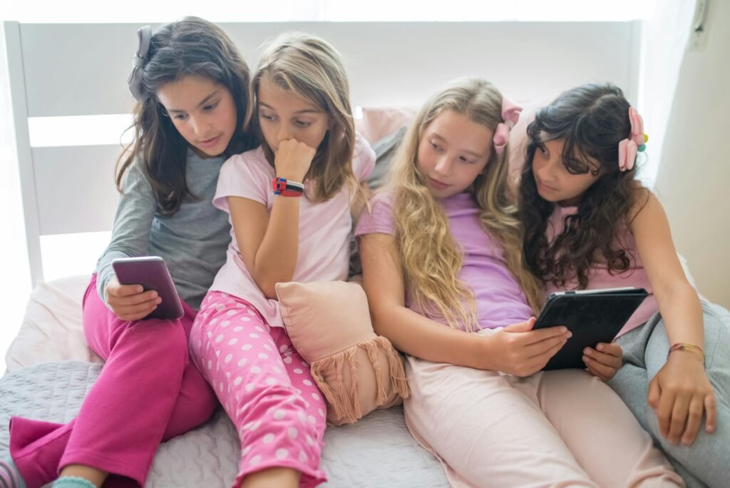 How much do pings and pop-ups hurt study time? Get a quick stat snapshot on app-switching, focus loss, and how kids can stay on track while learning.