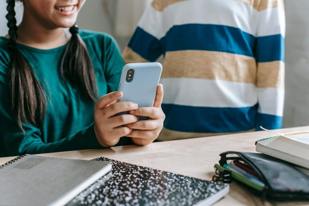 How much time do students spend on learning apps vs entertainment? Get key data on screen habits and how they relate to school performance.