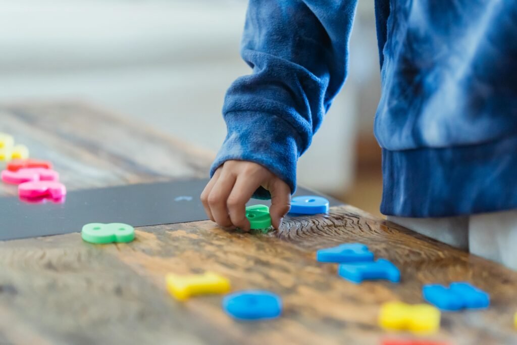 Learners earn points for daily minutes, badges for clean methods, and surprise boosts for calm focus. Teachers guide each child with warm notes so the routine never feels cold.
