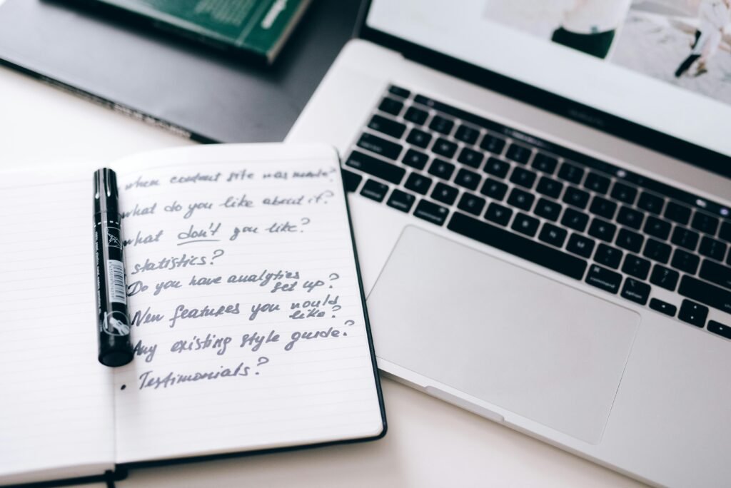 Students, challenge yourself with handwriting “memory bursts.” After reading a section of your textbook, close it and write down everything you remember. Then go back and check. This helps strengthen working memory and makes studying more effective.