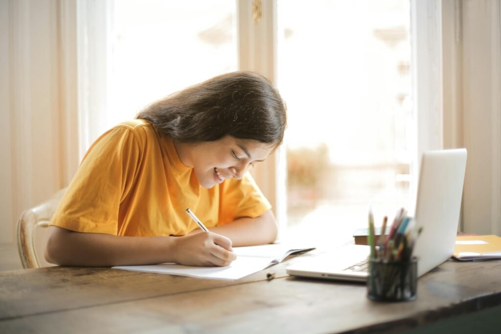 So what’s the fix? Make a family rule: no screens at least one hour before bed. If your teen resists, explain that this is a way to help them feel better—not a punishment. Offer choices during wind-down time: reading, puzzles, journaling, or music. Keep lights low and activities quiet.