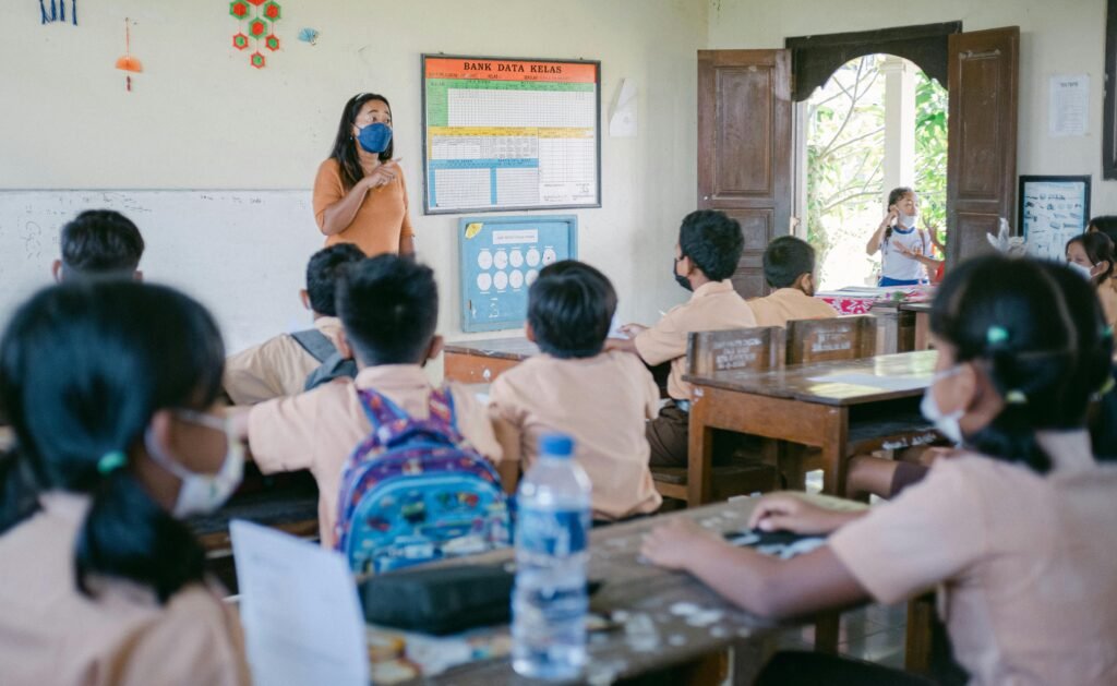Teachers can encourage organization by setting clear digital structures. Use consistent naming conventions for assignments, create class folders, and show students how to manage their own files. When the system is clear, students follow it naturally.