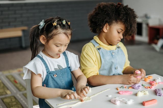 Attention span is not fixed. Just like muscles get stronger with use, a child’s ability to focus grows as their brain develops. But this growth is gradual, and it looks different at each stage. When parents know what to expect, they can set realistic goals and give the right kind of support.