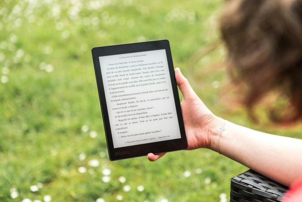 Reading on screens requires more focus. The constant light, the scrolling, the changes in color and movement—it all adds up. The brain works harder to filter out what’s important. That’s why students feel mentally drained after a long reading session on a device.
