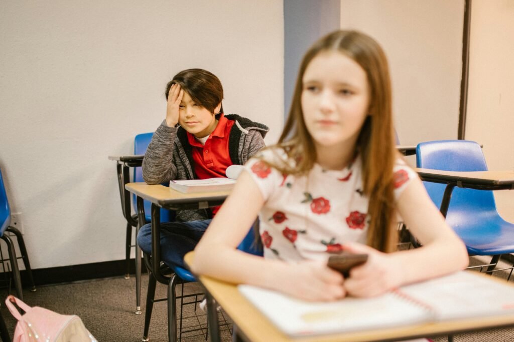 And it’s not always on purpose. Sometimes students don’t even notice they’ve been distracted. A quick message reply turns into a five-minute chat. A look at the clock becomes a scroll through notifications. A “quick break” to watch a video turns into three more videos. Before they know it, time has vanished—and so has their focus.