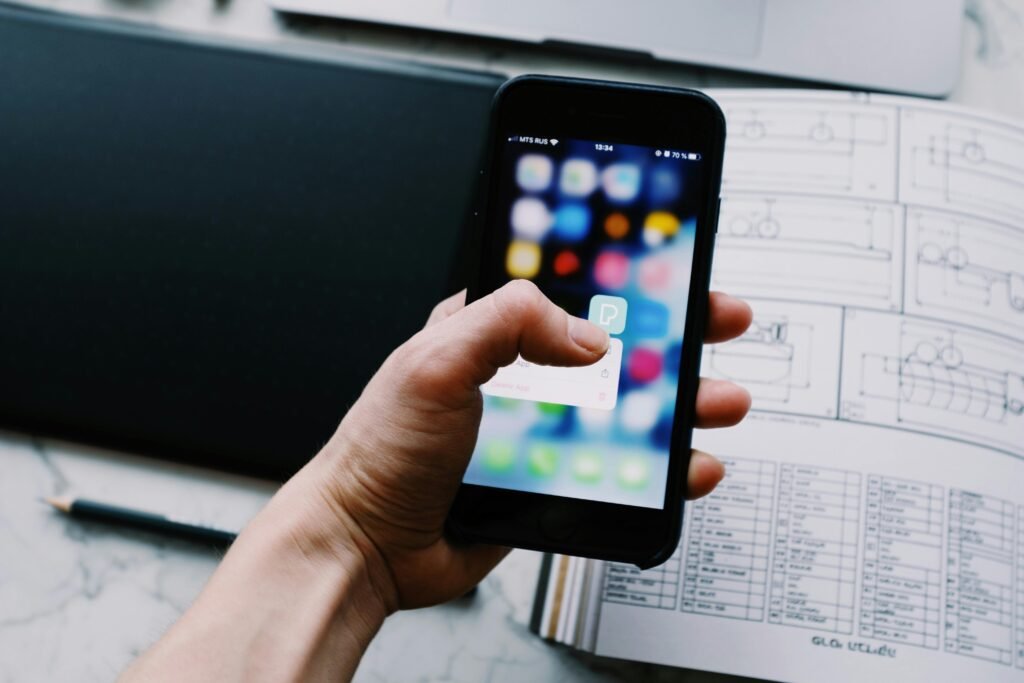 It’s not just about time. It’s about mental load. Every time you change apps, your brain has to adjust. Different layouts. Different tasks. Different people. Over time, this mental jumping tires you out, even if you’ve been sitting in the same spot all day.