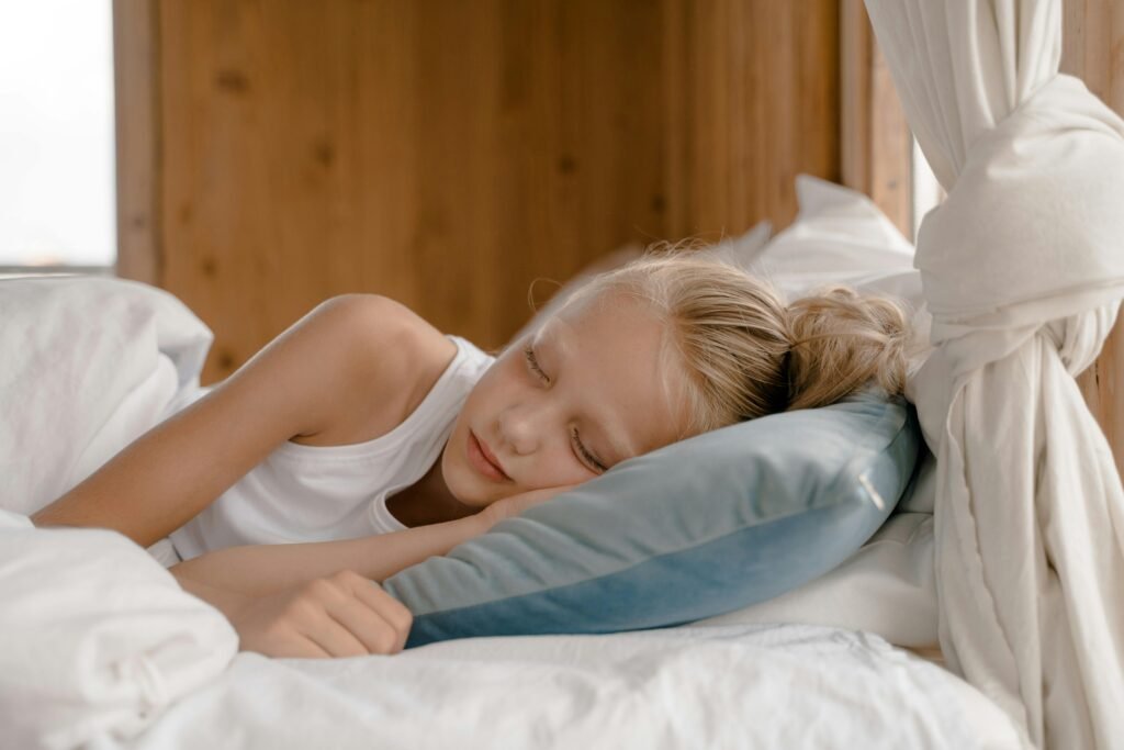Does screen light mess with sleep and learning? Yes—and here’s the proof. See how blue light affects next-day memory, mood, and test performance.