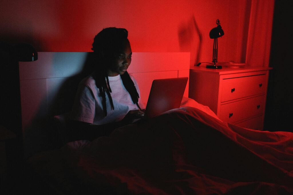 It’s not just younger kids who suffer. Older students—especially those in high school or college—are also affected by bedtime scrolling. In fact, college students who use phones before bed report 60% more memory lapses than those who don’t.