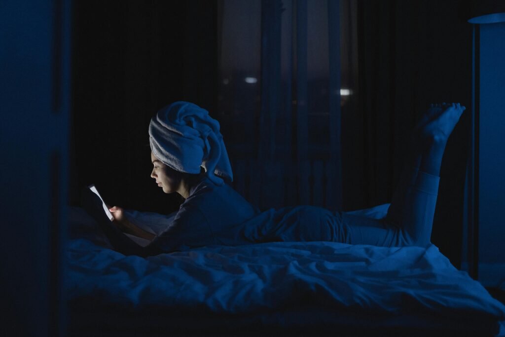 This is where bedtime scrolling really hurts. When screens delay sleep, even by just an hour and a half, the brain loses that time to recharge. It doesn’t go through all the cycles it needs. The next day, working memory suffers.