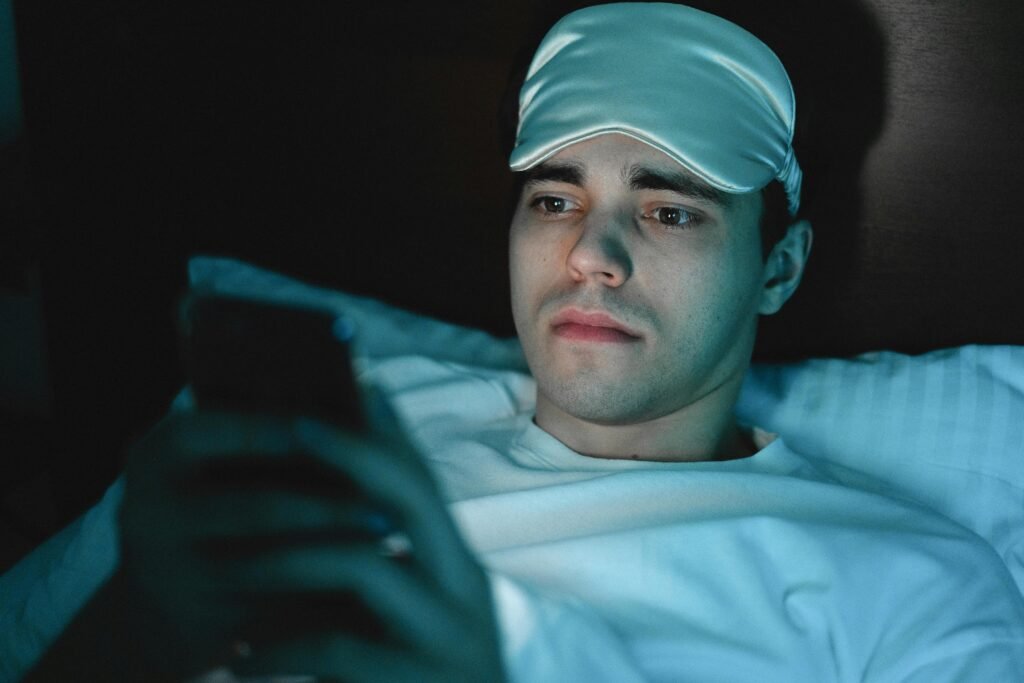 Let’s talk about one of the sneakiest sleep thieves out there: FOMO, or the Fear of Missing Out. It might sound like just a buzzword, but it has very real effects on how—and when—kids go to bed. In fact, research shows that FOMO from social media increases bedtime drift by an average of 37 minutes.