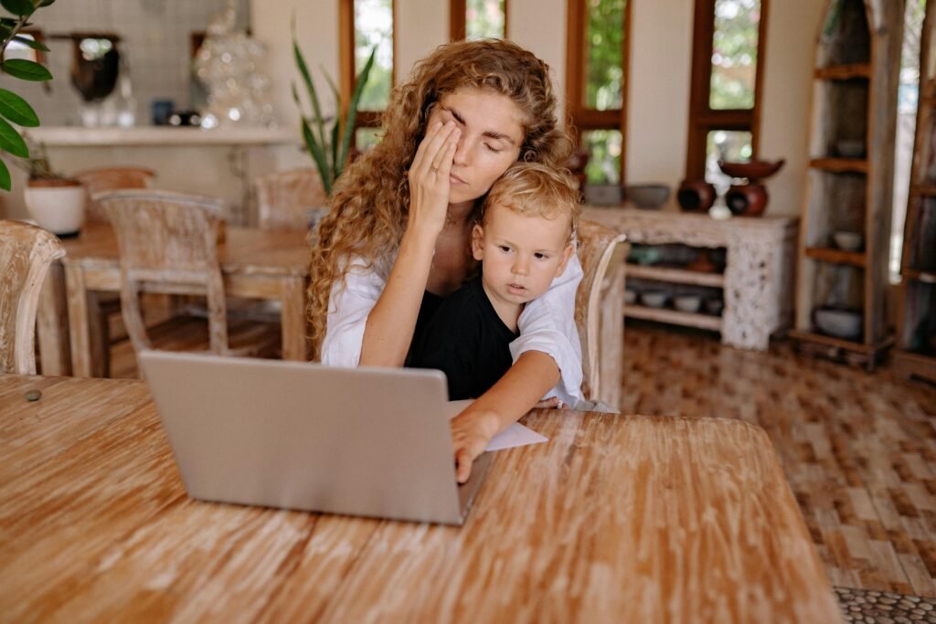 And guess what? Kids who learn in short sessions remember over 30% more after one week than those who learn in long ones. That’s because shorter sessions give the brain time to rest and repeat. This helps move the information from short-term memory (which fades fast) into long-term memory (which lasts much longer).
