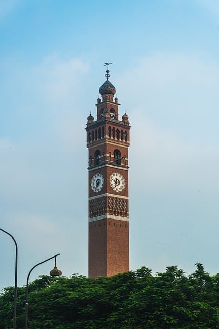 Lucknow has many coaching centers and local tutors. Some teach in small rooms near schools. Some coach big batches for JEE and NEET. 