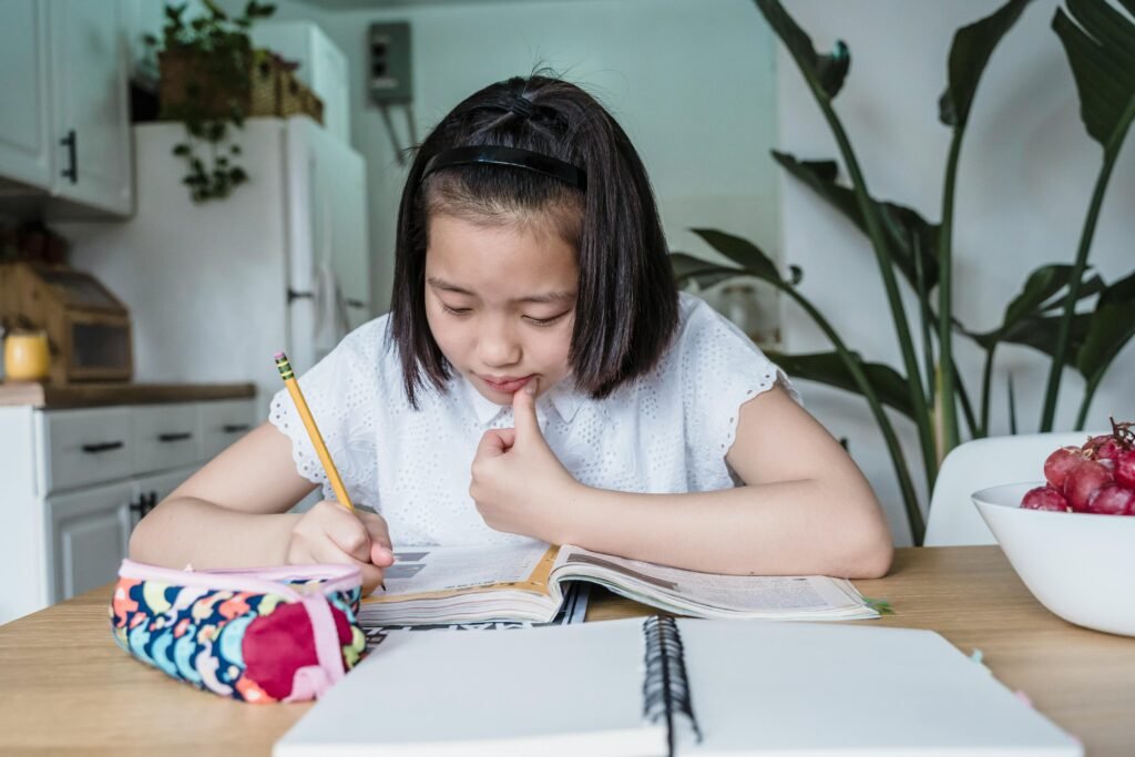 Weekends should help kids reset, yet many report a rise in homework by about one quarter. This extra load often feels heavier because routines slip. Bedtimes move later. Start times drift. Materials spread across the house. Sunday night then turns into a scramble.