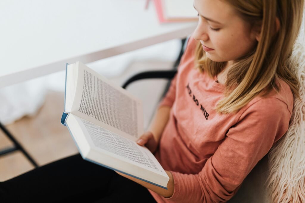 This protects time and gives the teacher a clear target for the next day. End with a one-minute recap. Write one sentence that states the big idea and one step you expect to do in class, like solve a triad of problems or build a model. Parents can help by keeping the prewatch spot quiet and free of other screens.